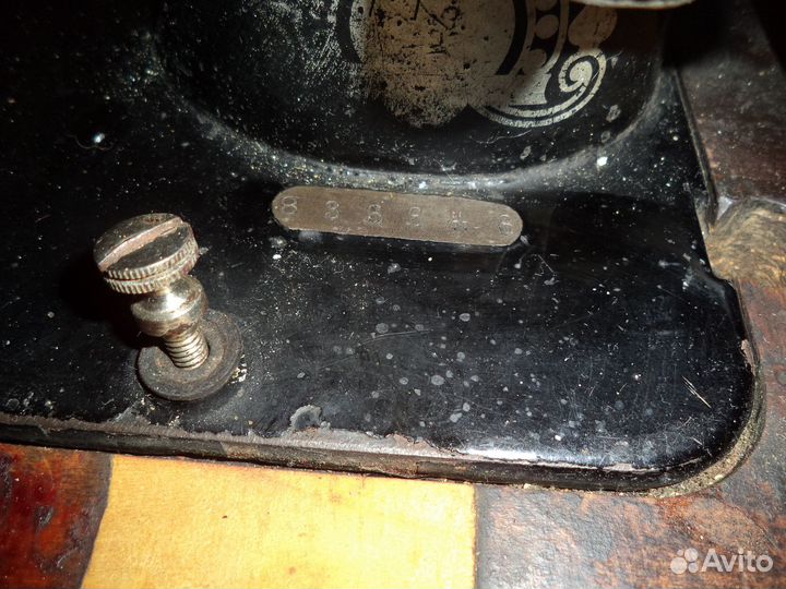 Антикварная швейная машина