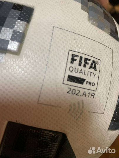 Футбольный мяч adidas telstar fifa 2018
