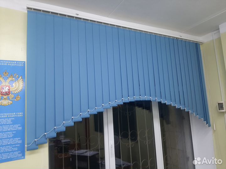 Вертикальные жалюзи в школу аркой