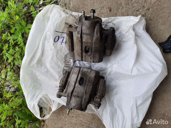 Тормозной суппорт передний Toyota Prius 20