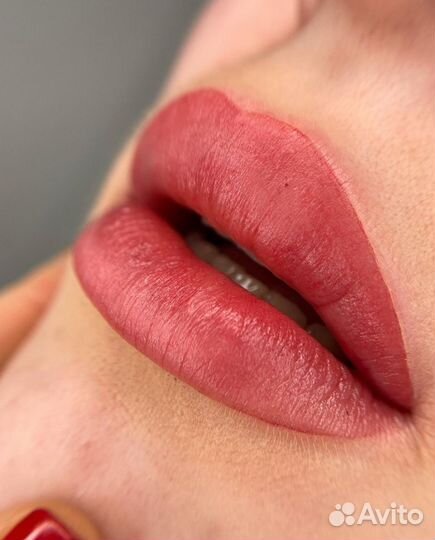 Модель на перманентный макияж бровей, губ, век