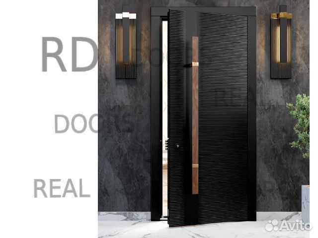 Новая входная дверь с парадной ручкой