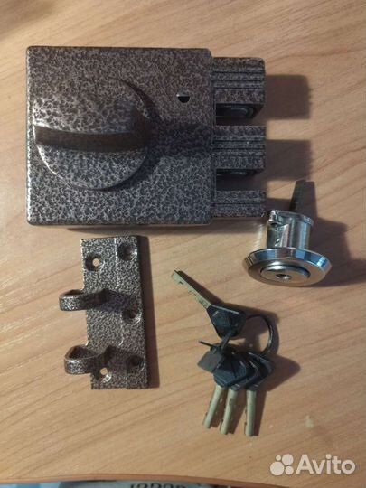 Замок дверной накладной
