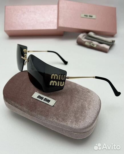 Солнцезащитные очки Miu Miu