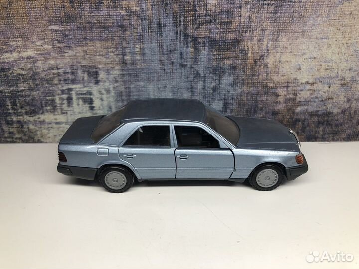 Cursor 1/35 Mercedes-Benz W124