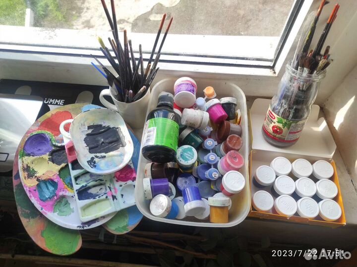 Гуашь и много кистей для рисования