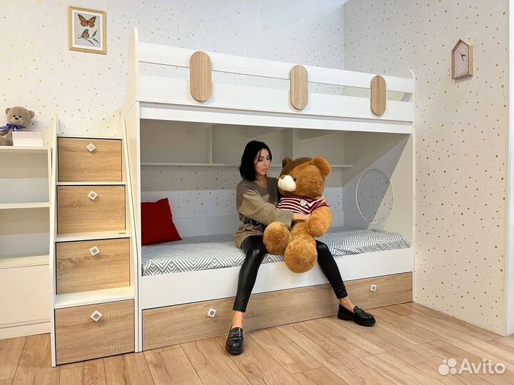 Двухъярусная кровать детская три спальных места