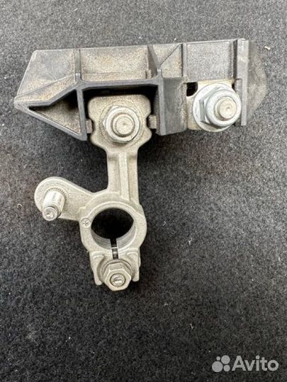 Плюсовая клемма аккумулятора Mercedes w205