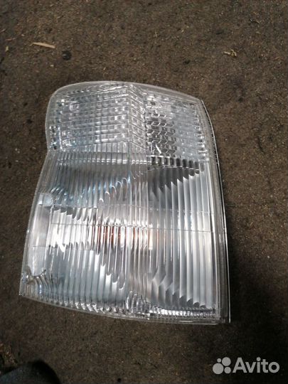 Поворотник к фаре правый Nissan Caravan E25