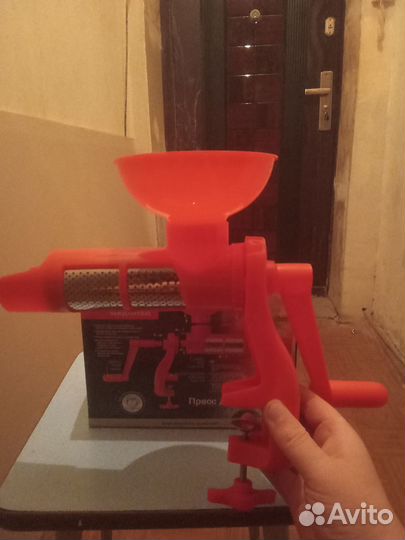 Ручной, складной пресс для томатов