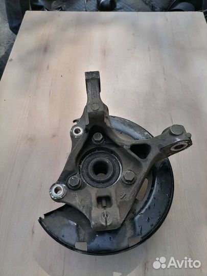 Кулак передний правый Opel Astra J