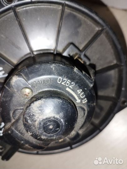 Моторчик печки Toyota Avensis 1