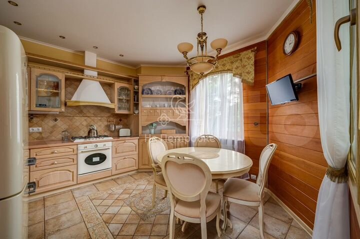 Дом 250 м² на участке 8 сот.