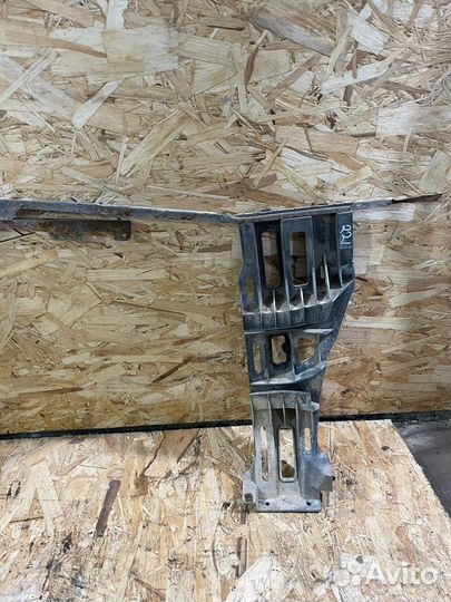 Кронштейн заднего бампера Мерседес W221 левый