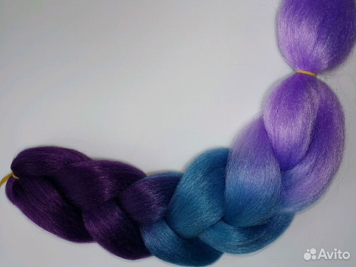 Канекалон четырёх цветный