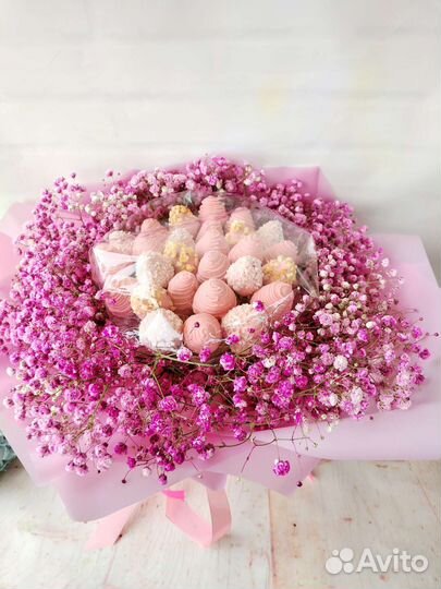 Клубника в шоколаде с цветами