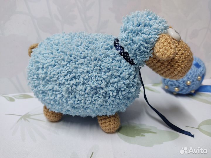 Пасхальная вязаная овечка и пасхальные яйца