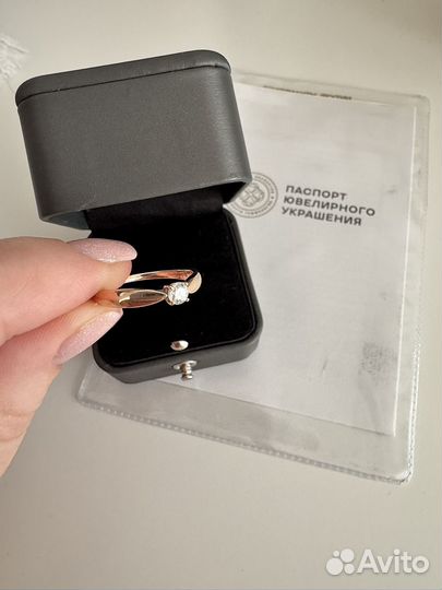 Золотое кольцо с бриллиантом