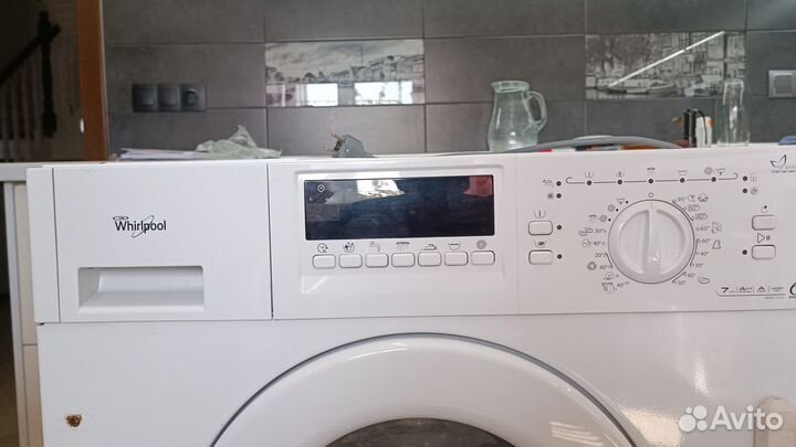 Встраиваемая стиральная машина Whirlpool (течь)