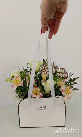 Букет цветов S в сумочке с шоколадом