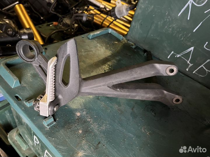 Triumph street triple 675 подножка правая