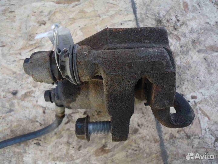 Суппорт задний правый Toyota Venza GV10