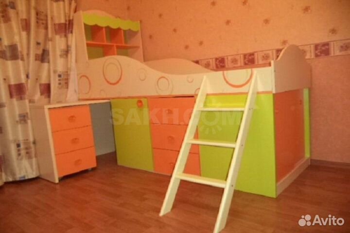 Детская кровать, стол и шкаф