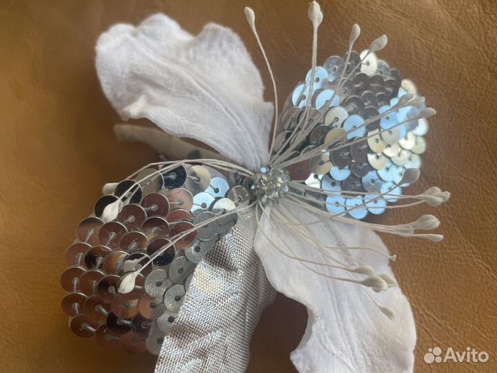 Праздничная брошь цветок бант заколка
