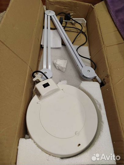 Кольцевая лампа-лупа с подсветкой и креплением