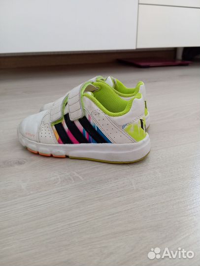 Кроссовки adidas и сандали