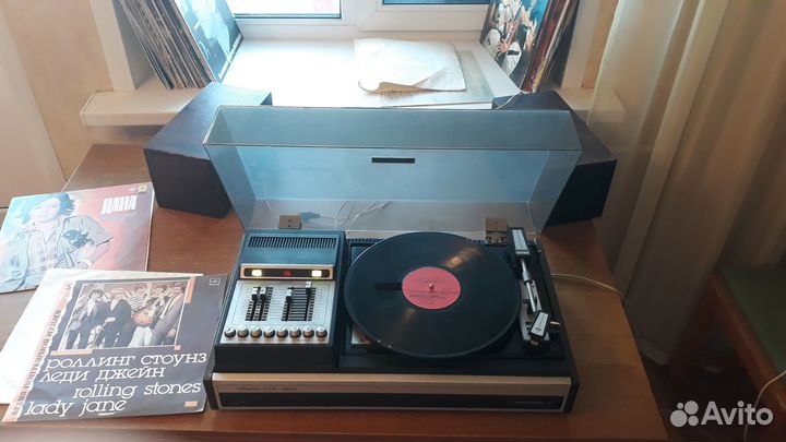 Проигрыватель и виниловые пластинки