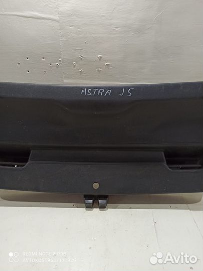 Обшивка крышки багажника Opel Astra J