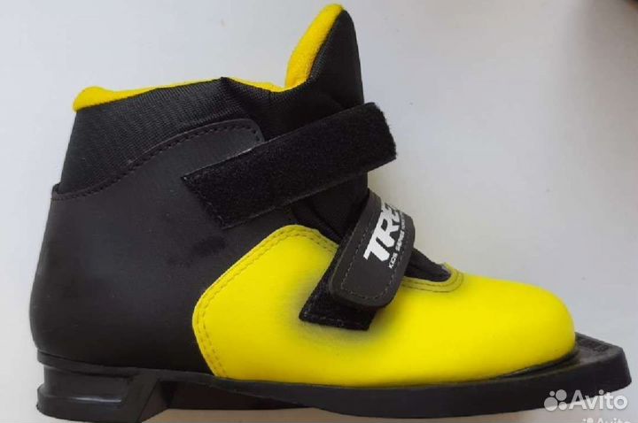 Лыжные ботинки и лыжи