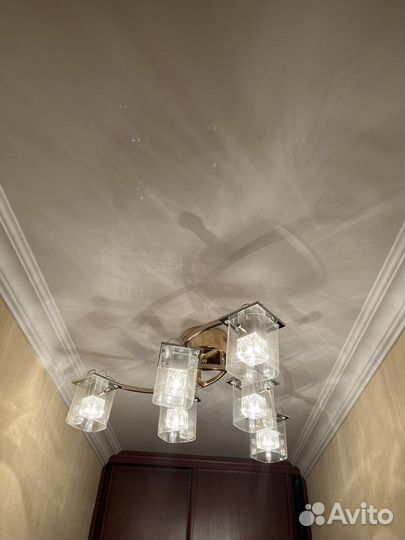 Две одинаковые люстры