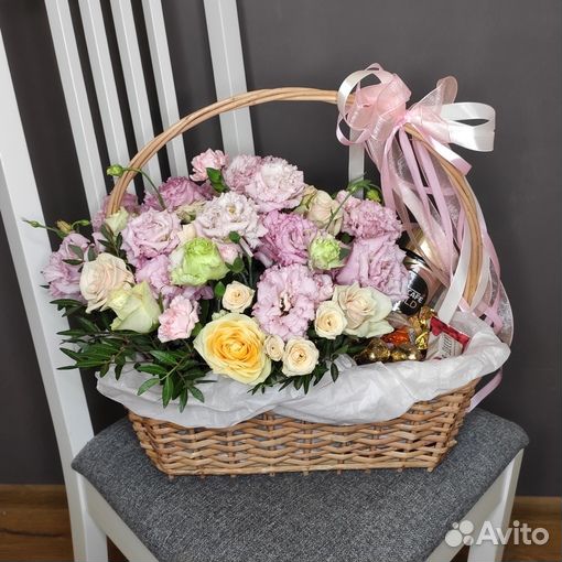 Подарочная корзина. Цветы в корзине