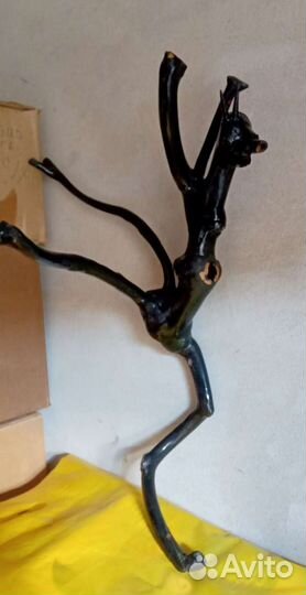 Фигурка из корневища и веток кустарника