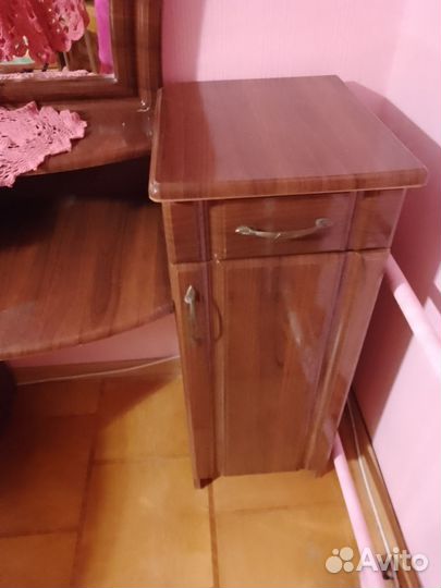 Туалетный столик с зеркалом