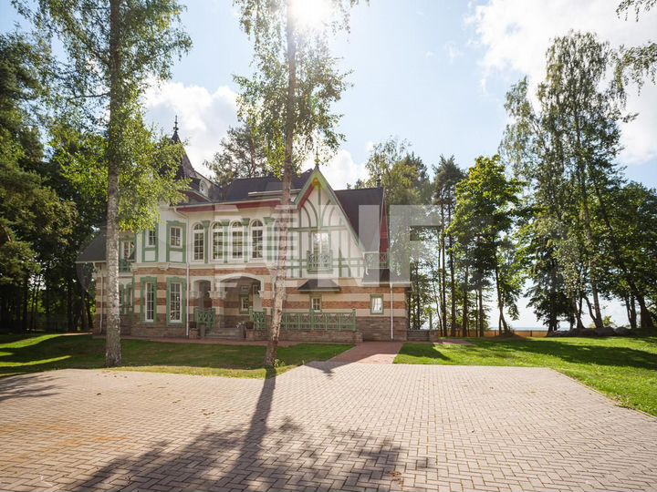 Дом 453 м² на участке 56 сот.