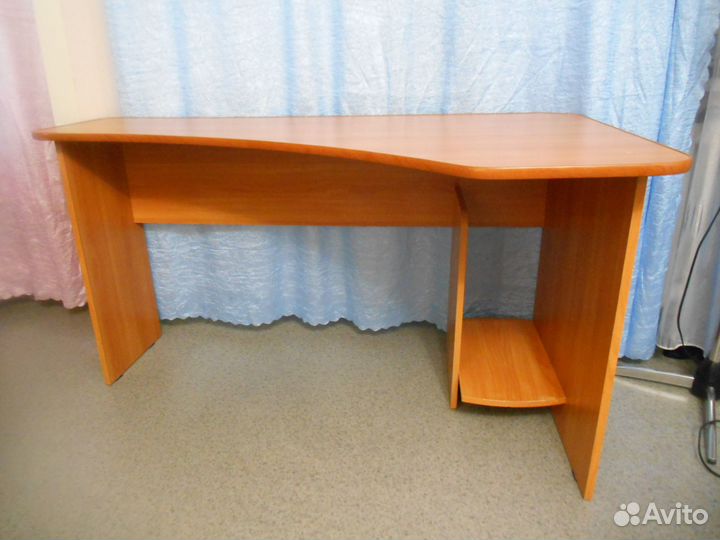 Компьютерный или письменный стол