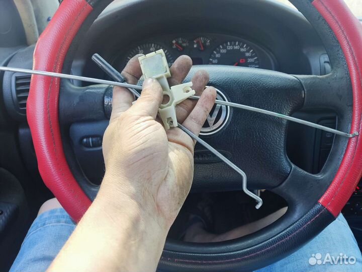 Тяга левой задней двери passat b5