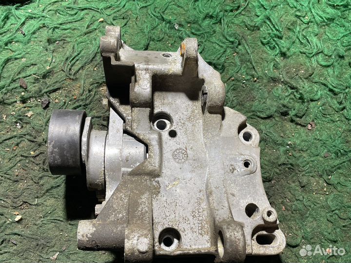 Кронштейн генератора с натяжным роликом peugeot206