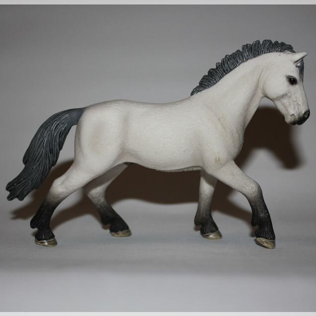Schleich фигурка камаргская лошадь жеребец