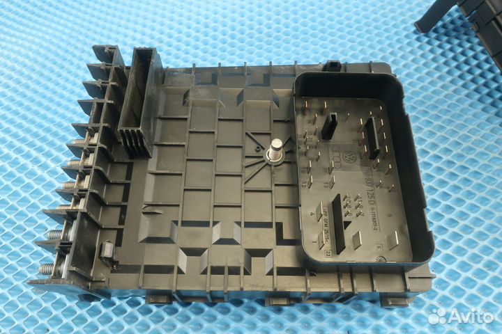 Блок предохранителей VW Golf 6 1K0937125D