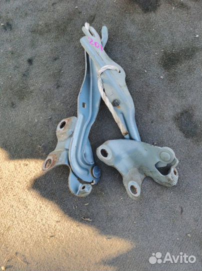 Петля капота Mazda Demio DY