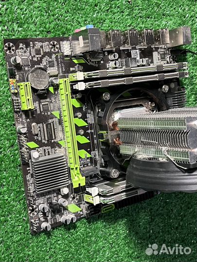 Материнская плата с процессором и памятью