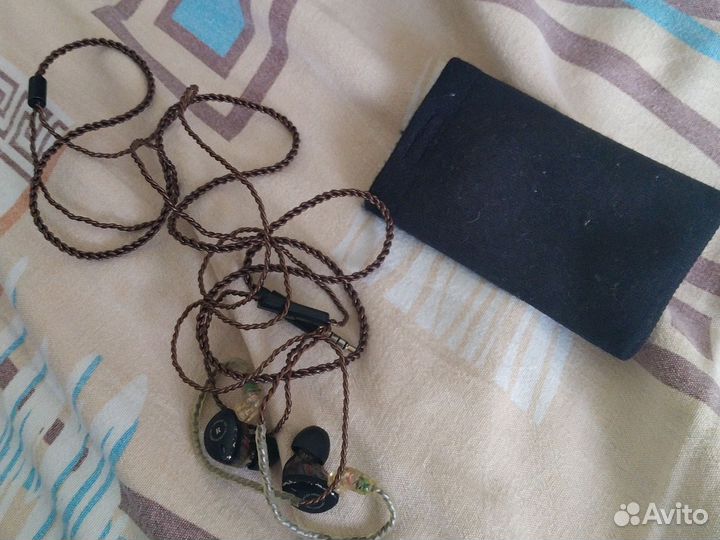 Проводные наушники