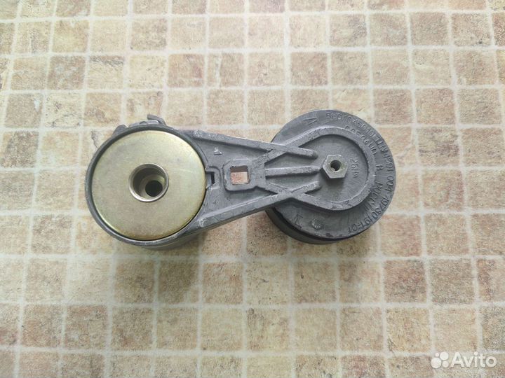 Натяжитель ремня Газ 560 Штайер с кронштейном