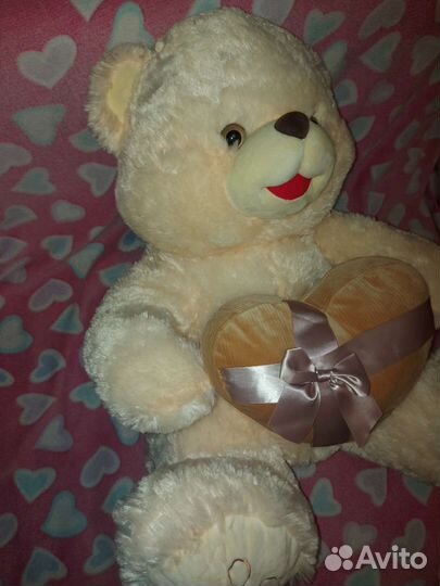 Большой плюшевый медведь