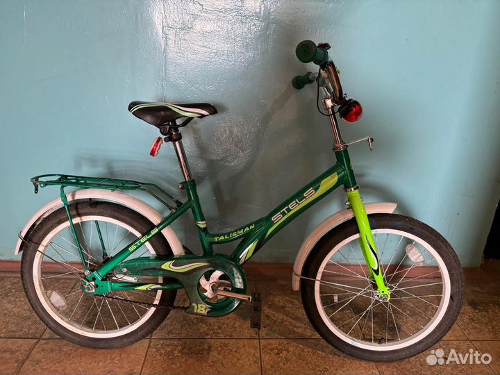 Детский велосипед с дополнительными колесами