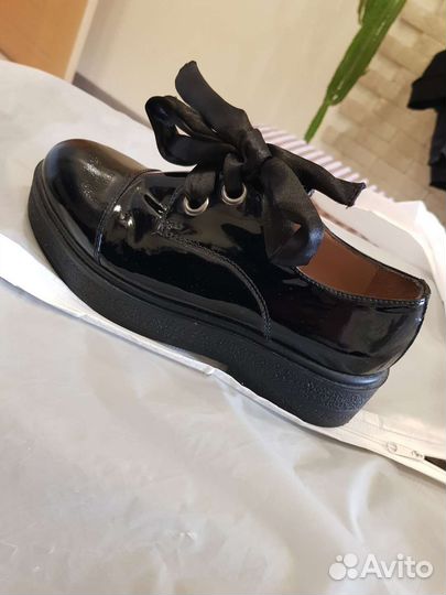 Женские лаковые ботинки